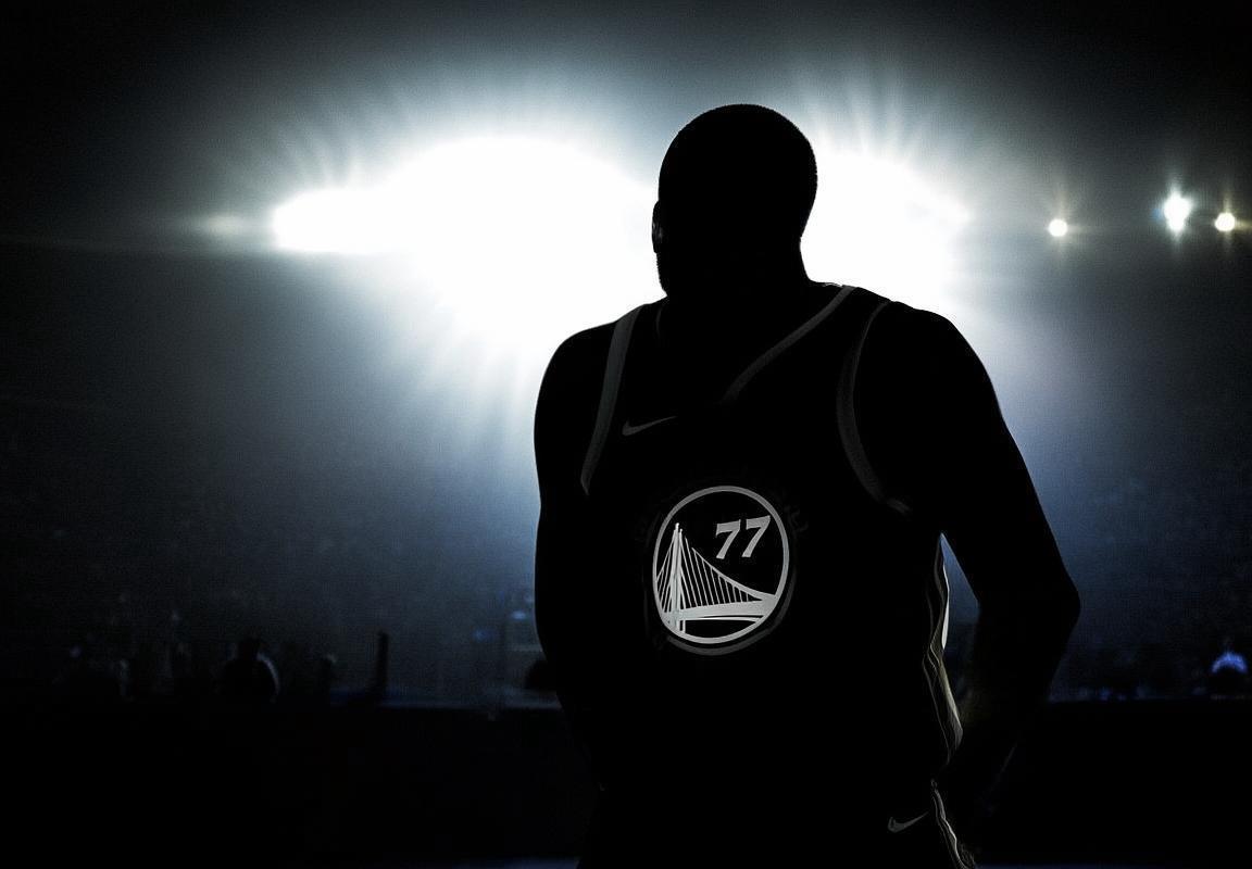 德雷蒙德·格林复出时间推迟，勇士因背部伤病面临防守效率挑战